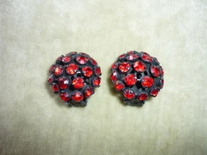 GLAMOROSOS PENDIENTES DE COLECCIÓN WARNER CON CLIP/ESTRÁS ROJO - Imagen 1 de 4