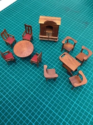 Vitrina miniatura vintage sobremesa madera + sillas Foto 1 de 4
