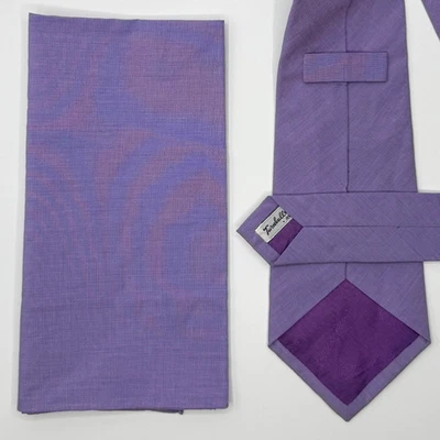 Turnbull & Asser $375 JUEGO DE COINCIDENCIAS Corbata Crosshatch Púrpura Medio y Cuadrado de Bolsillo Foto 1 de 4