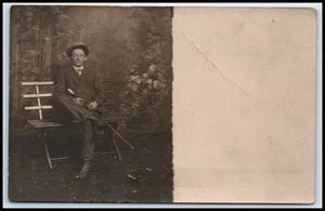 Postal RPPC Hombre Con Sombrero Y Bastón D43 - Imagen 1 de 2