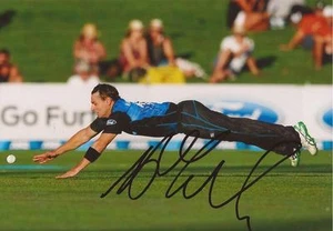 NEW ZEALAND: NATHAN McCULLUM SIGNED 6x4 ODI ACTION PHOTO+COA - Picture 1 of 1