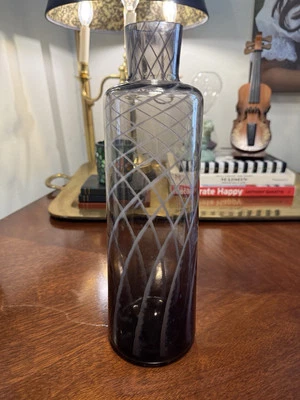 Decantador de vidrio italiano Global Views gris grabado en remolino  Foto 1 de 4