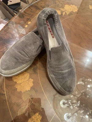 Zapatos sin cordones Prada de gamuza gris para hombre talla 9,5 Foto 1 de 4