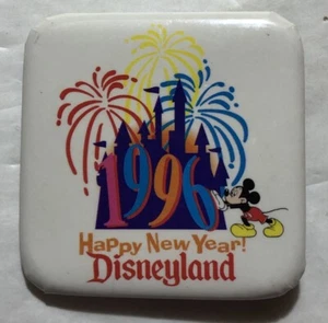 Buon anno 1996! Walt Disney World Topolino Spilla Quadrata (C) - Foto 1 di 3