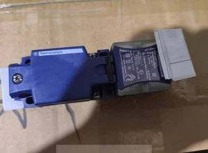 1PC New XS8C4A4PCG13 XS8-C4A4PCG13 sensor Free Shipping - Picture 1 of 3