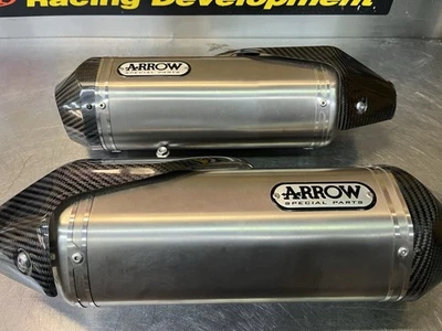 Silenciadores de escape de flecha Triumph Speed Triple 1050 RS 2018-2020 como nuevos - Imagen 1 de 4