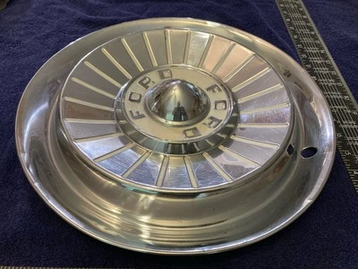 Ford Fairlane 500 1957 OME tapacubos diseño de turbina cromada vintage  Foto 1 de 4