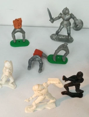 Lote mixto de piezas de juguete de plástico vintage soldado vikingos y caballeros Foto 1 de 3