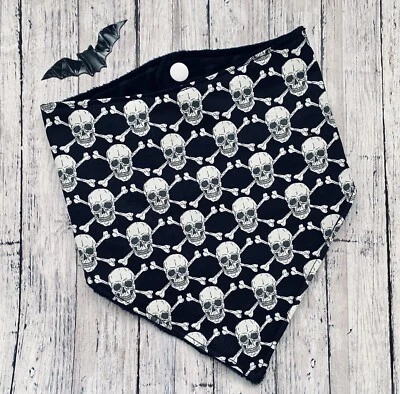 Babero Bandana Bebé Calaveras Pirata Gótico Foto 1 de 3