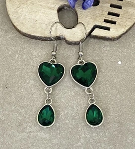 Par de Pendientes Joya Corazón Verde Pagano Gótico Wicca Colgantes Baile de graduación - Imagen 1 de 5