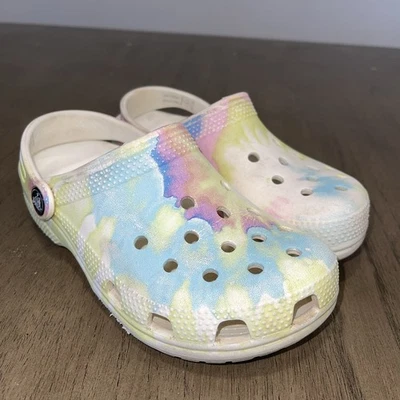 Zuecos Crocs Clásicos Solarizados Tie Dye Arco Iris Pastel Juvenil Zapatos sin Cordones C 13 Foto 1 de 4