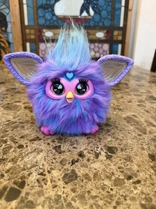 Furby 2023 lila Batik Plüschtier interaktives Spielzeug leuchtende Ohren funktioniert super! - Bild 1 von 11