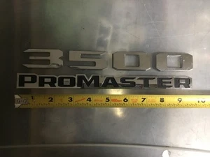 Emblema puerta trasera de fábrica RAM Promaster 3500 Ram 2023 2024 usado negro y cromado - Imagen 1 de 1