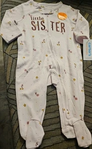 Neu mit Etikett Carters Größe 3 Monate Pyjama mit Füßen 2-Wege-Reißverschluss, "kleine Schwester" - Bild 1 von 4