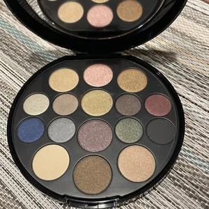 Elizabeth Arden New York 16 Color Eyeshadow Pallet - Picture 1 of 3