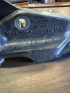 SOPORTE ESCAPE TRASERO PETERBILT, KENWORTH T680 PACCAR / MONTAJE M11-7600 - Imagen 1 de 8