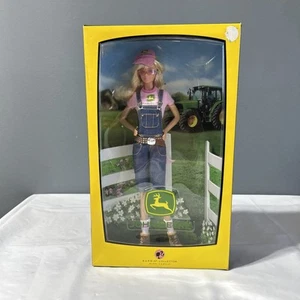 John Deere Barbie Puppe Collector Edition in Denim Overall Rosa Shirt Neu 10D - Bild 1 von 5