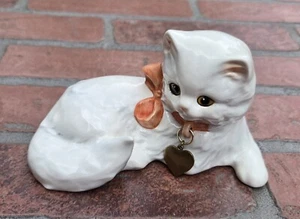 Goebel liegende Katze mit Schleife Herz Anhänger mit Kissen 3108909, Goebel liegende Katze - Bild 1 von 5