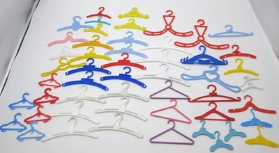 ENORME LOTE DE PERCHAS VINTAGE MUÑECA ROPA ALMACENAMIENTO VARIOS TAMAÑOS Foto 1 de 4