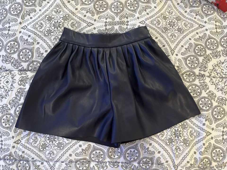 Pantalones cortos Mayoral de cuero vegano para niñas talla 4 azul marino  Foto 1 de 1