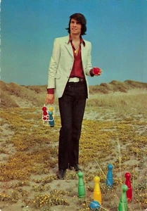 Hermoso hombre italiano con coloridas bolas de petanca foto postal vintage años 70 - Imagen 1 de 2