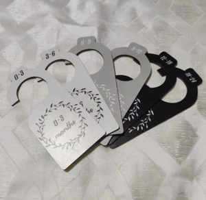 Baby Schrank Größenteiler - 6x Premium 6 Stück Holz Botanischer Kranz bemalt NEU - Bild 1 von 3