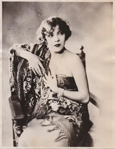 Foto de prensa de 1927 actriz Renee Adoree, mencionada en el suicidio de Lynn Reynolds - Imagen 1 de 2