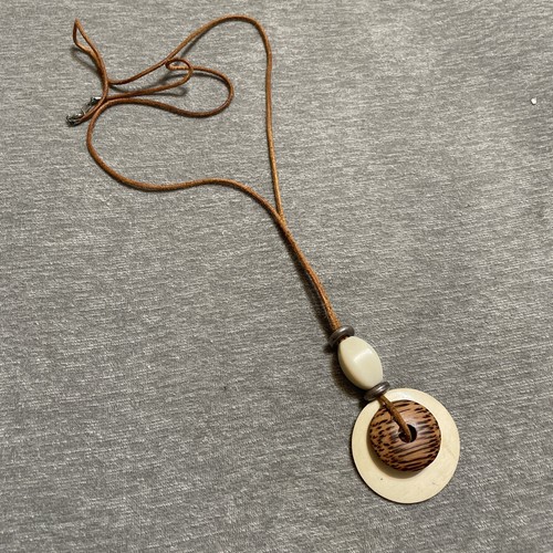 OFF WHITE Collana con ciondolo tondo in legno bianco sporco con accenti di perle su cordino di pelle grezza boho