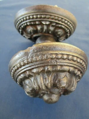 Grosse poignée carré de 6 rosace ronde fonte porte entrée ancienne 8,3 - 9,2 cm - Photo 1/4