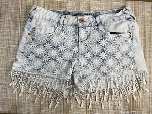 L.E.I Ladies/Juniors Denim and Lace floral light wash shorts size 3 - Picture 1 of 4