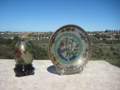 DE COLECCIÓN CHINO CLOISONNE PLIQUE A JOUR HUEVO SOBRE SOPORTE Y PLATO DE MADERA Foto 1 de 4