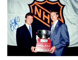 MONTREAL CANADIENS BRIAN HAYWOOD SIGNIERT HÄLT TROPHÄE 8 X 10 - Bild 1 von 1