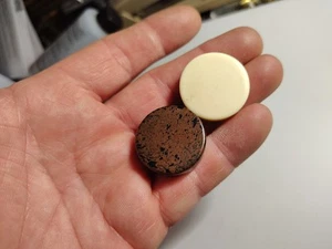 Cardinal Backgammon 1 EA weiß/braun Spielchips elfenbein gesprenkelt Ersatzteile - Bild 1 von 5