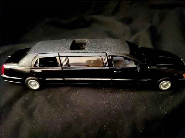 KINSMART 1:38 ЛИТОЙ МЕТАЛЛИЧЕСКИЙ ПЛАСТИКОВЫЙ 1999 LLINCOLN TOWNCAR ЭЛАСТИЧНЫЙ ЛИМУЗИН ЧЕРНЫЙ - Изображение 1 из 1