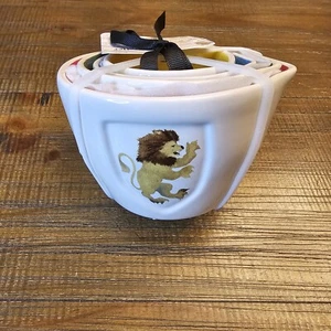 Juego de 4 tazas medidoras Rae Dunn Harry Potter Mundo Mágico Garra de cuervo - Imagen 1 de 12