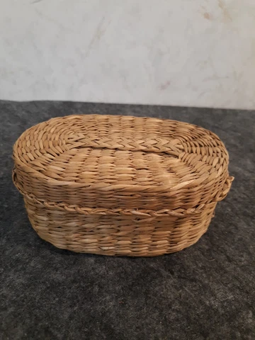 Vintage Small Handmade Handwoven Oval Sweet Grass Boho Basket With Lid 5.5 Cover