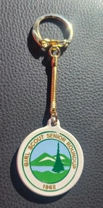 LLAVERO PLÁSTICO VINTAGE 1962 GIRL SCOUTS SENIOR ROUNDUP BUTTON BAY VT  - Imagen 1 de 3