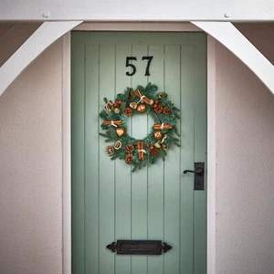 Christmas Door Wreath Rustic Green 40cm Pinecones Dried Oranges Cinnamon Sticks - Picture 1 of 3