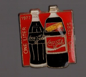 Pin's bouteilles de coca cola 1977 (1 et 2 litres / one and two liters) - Picture 1 of 1