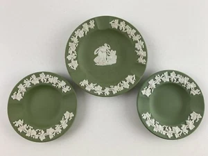 (3) Wedgwood Jasperware grün Aschenbecher 4-1/2" & 3-5/8" Vintage Art Deco Keramik - Bild 1 von 12