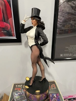 Estatua exclusiva de Zatanna formato premium de Sideshow Collectibles #499/750 Foto 1 de 4