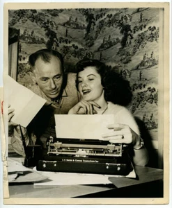 Cinéma. L'actrice Barbara Bates et son mari Cecil Coan. 1949. - Picture 1 of 2