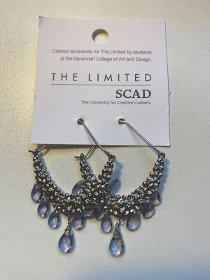 Pendientes perforados con araña SCAD The Limited imitación amatista lágrimas tono plata Foto 1 de 4