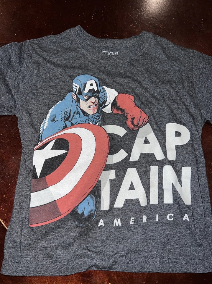 Camisa Marvel Capitán América Niños Talla 7; Camiseta Negra y Roja Cuello Redondo Foto 1 de 4