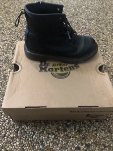 Dr. Doc Martens 1460 J Youth KIDS Size US 1 Black Lace Up Boots Leather 8 Eye - Picture 1 of 10