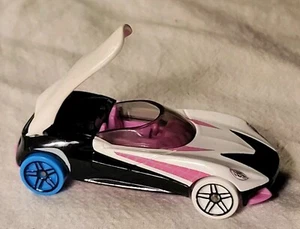 2017 Hot Wheels Spider-Gwen Pink Car Action Marvel FLG56 - Picture 1 of 7