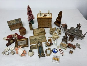 VERSCHIEDENE VINTAGE BIS ANTIKE PUPPENSTUBE MINIATUR KONVOLUT WEICHE METALL TISCHSTÜHLE - Bild 1 von 24