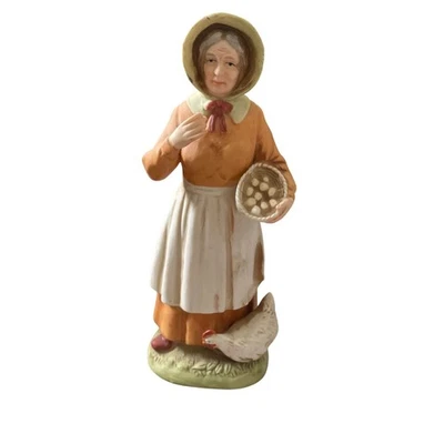 Estatuilla de porcelana vintage mujer agricultor sosteniendo cesta huevos pollo granja Foto 1 de 3