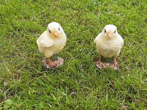 Garden Figurine Chick Set of 2 Frostproof Decorative Figurine Farm Easter Chicken Spring - Picture 1 of 9