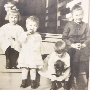Niños Perro en Escalones Porche Antigua Foto Original BW Fotografía De Colección Casa Abuela - Imagen 1 de 3